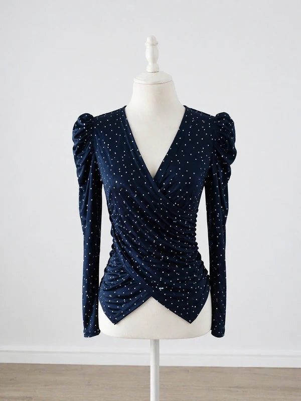 ✨ Haut élégant bleu marine à pois – coupe cache-cœur ✨